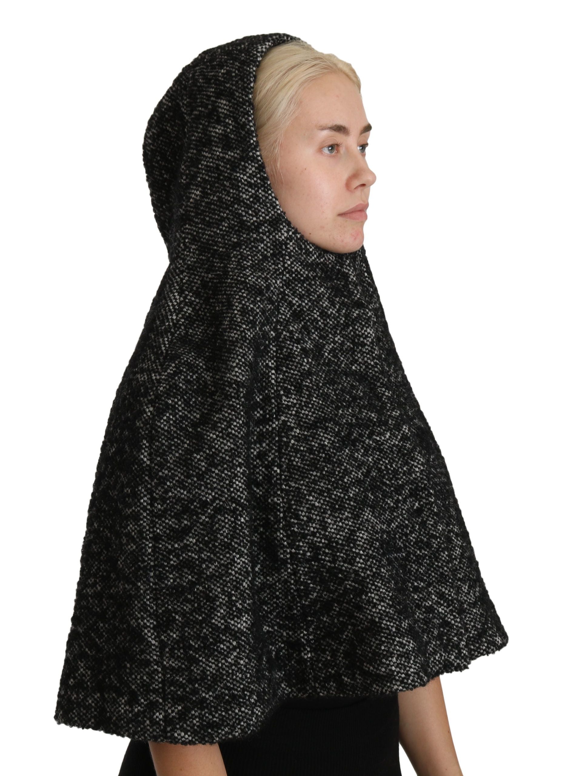 Dolce &amp; Gabbana Elegant hooded scarf made of grey wool from the Italian cult label