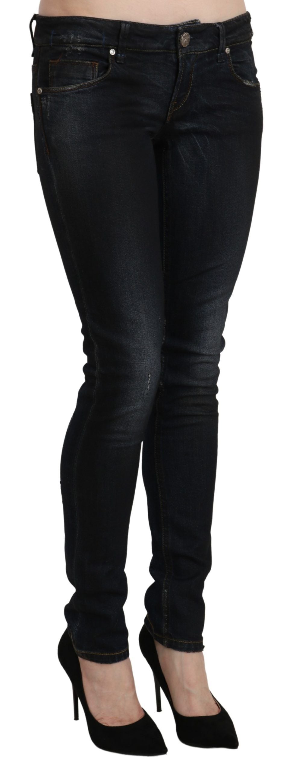 Acht Glatte schwarze gewaschene Skinny Jeans