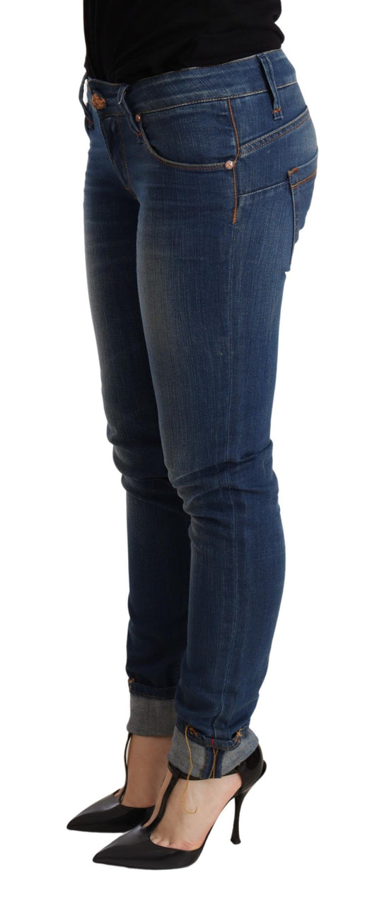 Acht Schicke blau gewaschene Push-Up Skinny Jeans