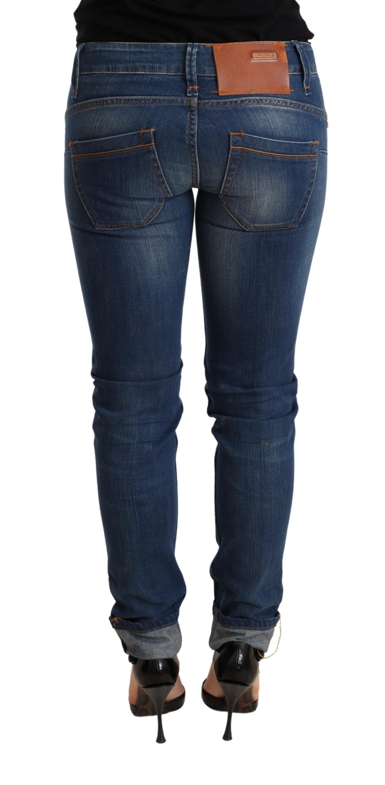 Acht Schicke blau gewaschene Push-Up Skinny Jeans