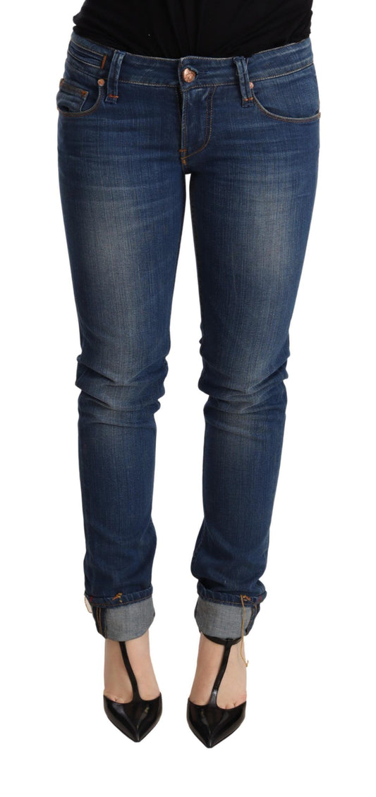 Acht Schicke blau gewaschene Push-Up Skinny Jeans