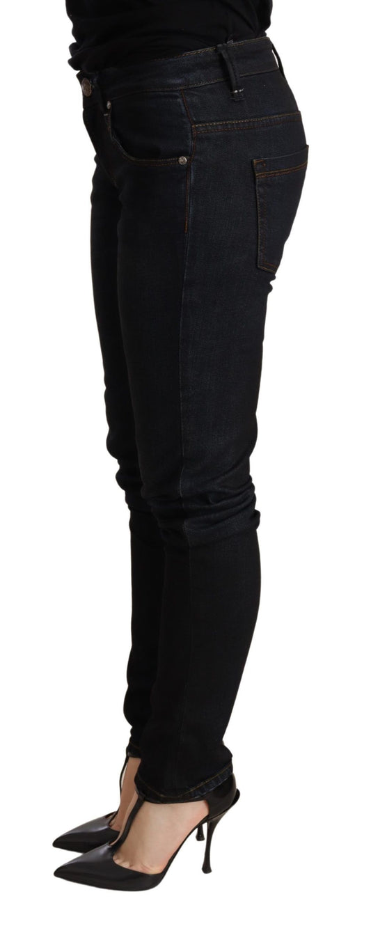 Acht Schicke blau gewaschene Skinny Jeans mit niedriger Taille