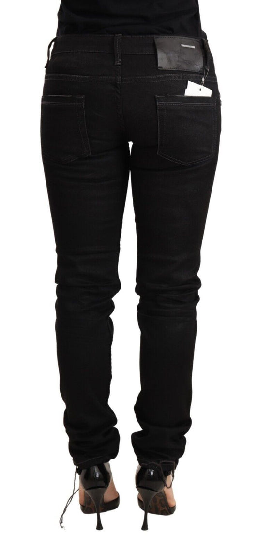 Acht Glatte schwarze gewaschene Skinny Jeans