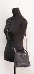 Resmi galeri görüntüleyiciye yükleyin, Michael Kors Mercer Small Black Signature Leder Bucket Crossbody Handtasche Geldbörse
