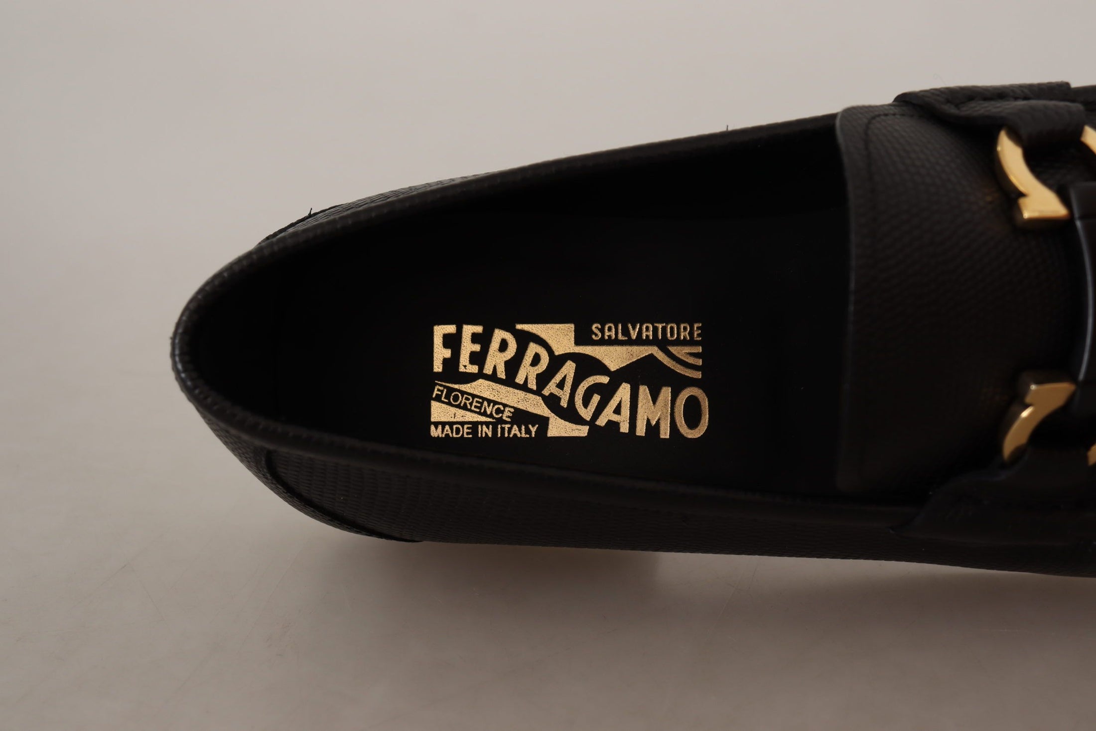 Salvatore Ferragamo Elegante Loafers aus schwarzem Kalbsleder