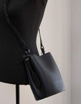 Bild in Galerie-Betrachter laden, Burberry Lorne Small Black Pebbled Leather Bucket Crossbody Handtasche Handtasche
