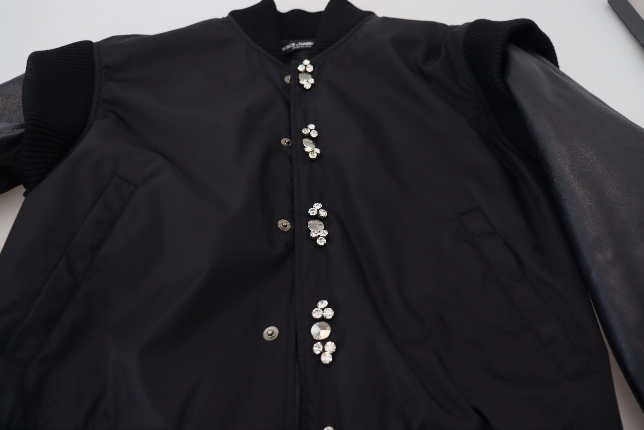 Dolce & Gabbana Elegante schwarze Bomberjacke mit Kristallverzierungen