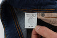 Bild in Galerie-Betrachter laden, John Galliano Elegante Slim Bootcut Denim Jeans
