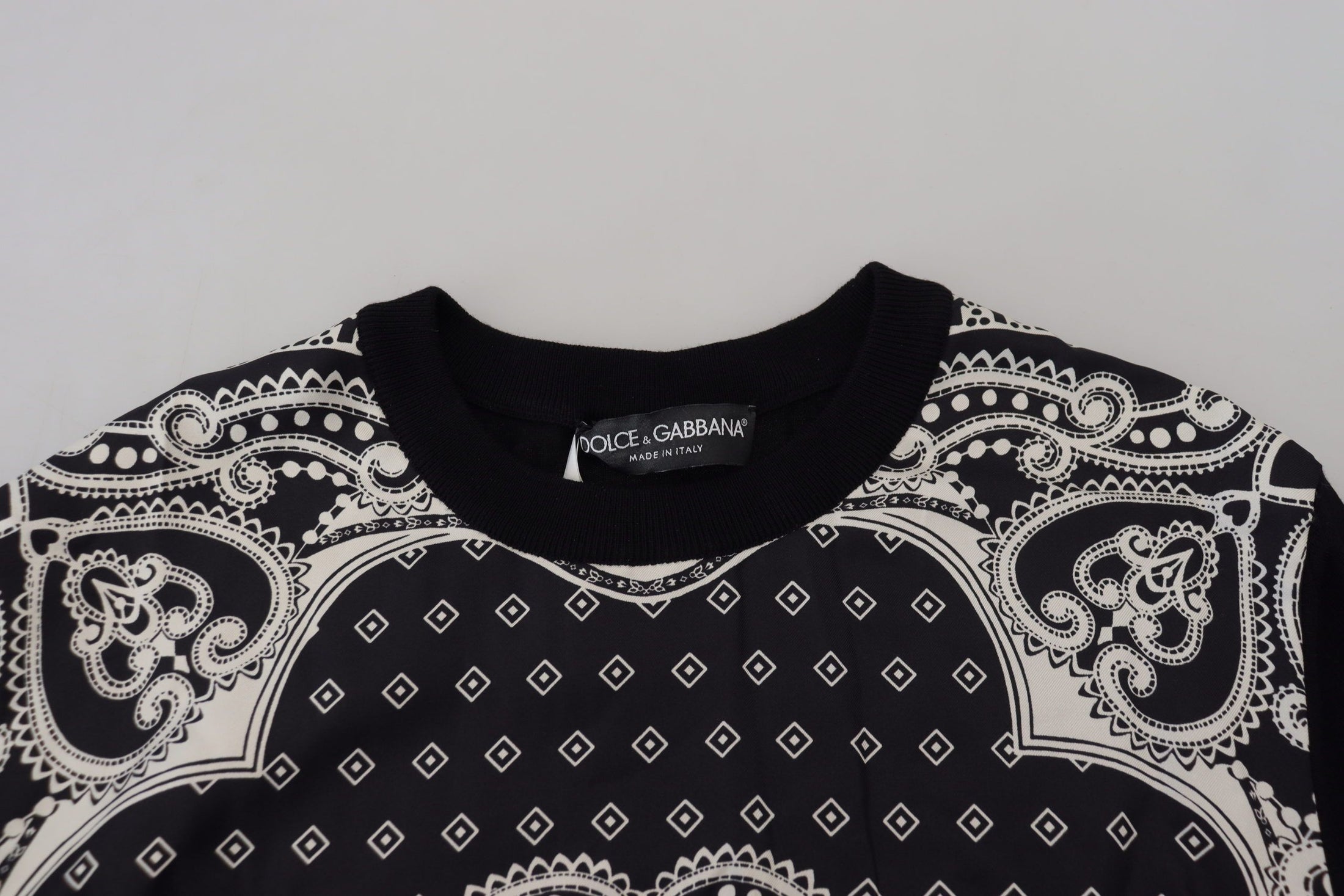 Dolce &amp; Gabbana Elegant crew-neck sweater made from a wool and silk blend