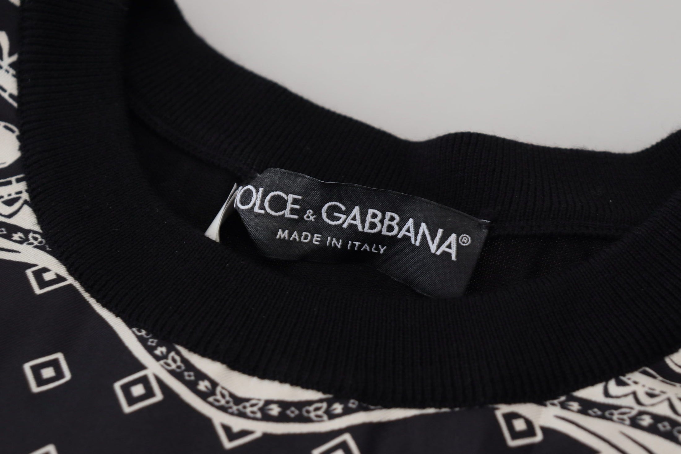 Dolce &amp; Gabbana Elegant crew-neck sweater made from a wool and silk blend