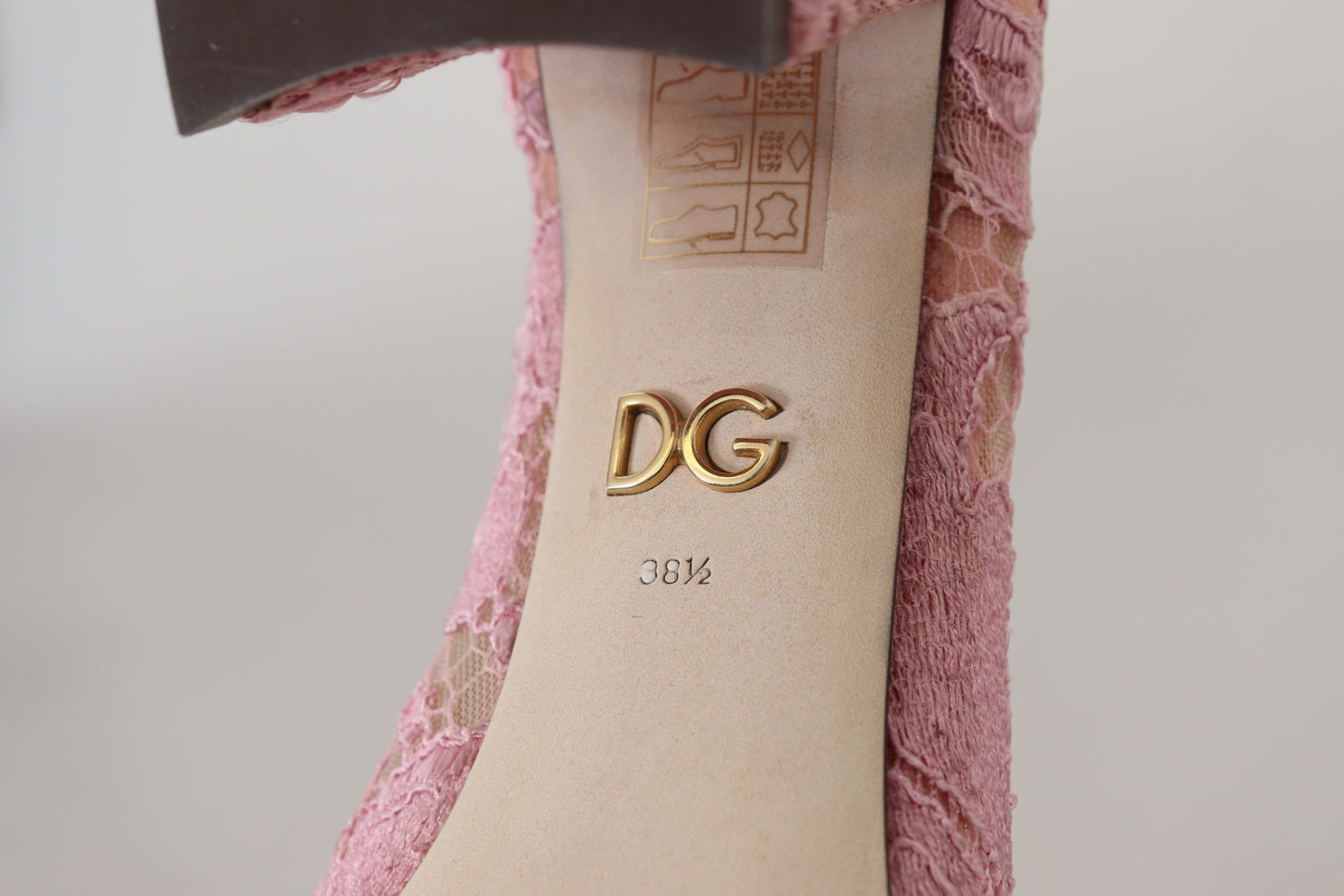 Dolce & Gabbana Pastellrosa Spitze und kristallverzierte Pumps