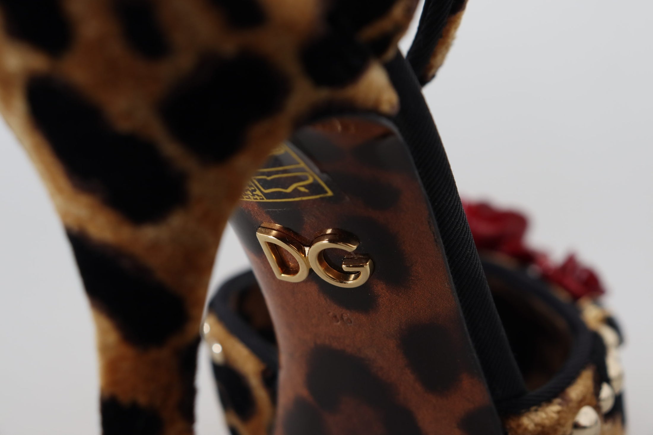 Dolce & Gabbana Schicke Leopard-Knöchelriemen-Sandale