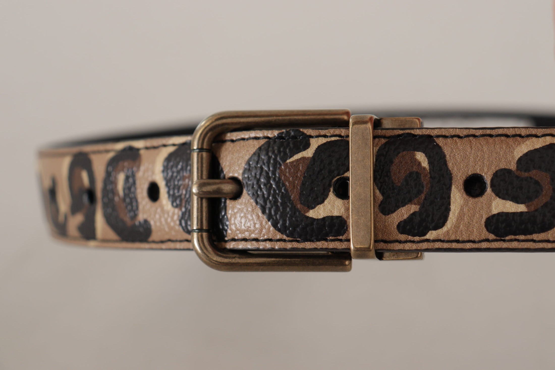 Dolce &amp; Gabbana Chic leather belt with engraved logo