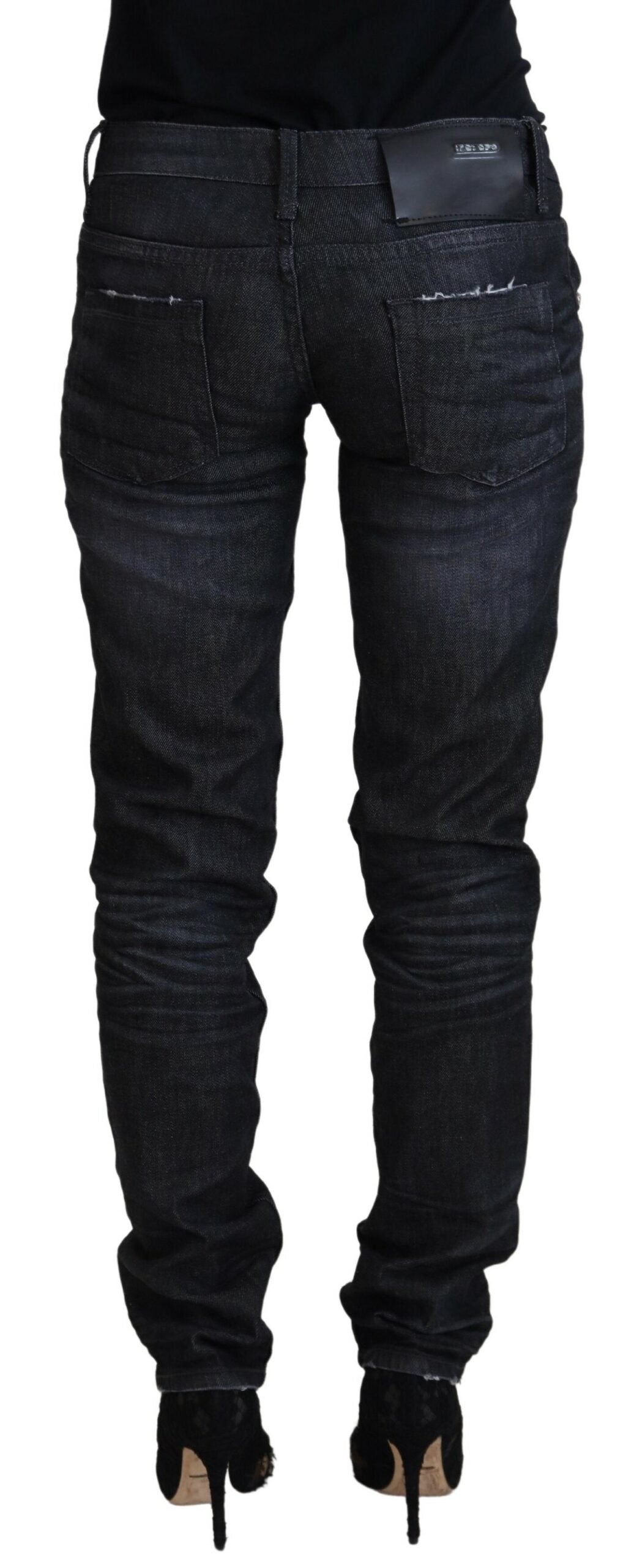 Acht Schicke schwarze Straight Jeans mit niedriger Taille