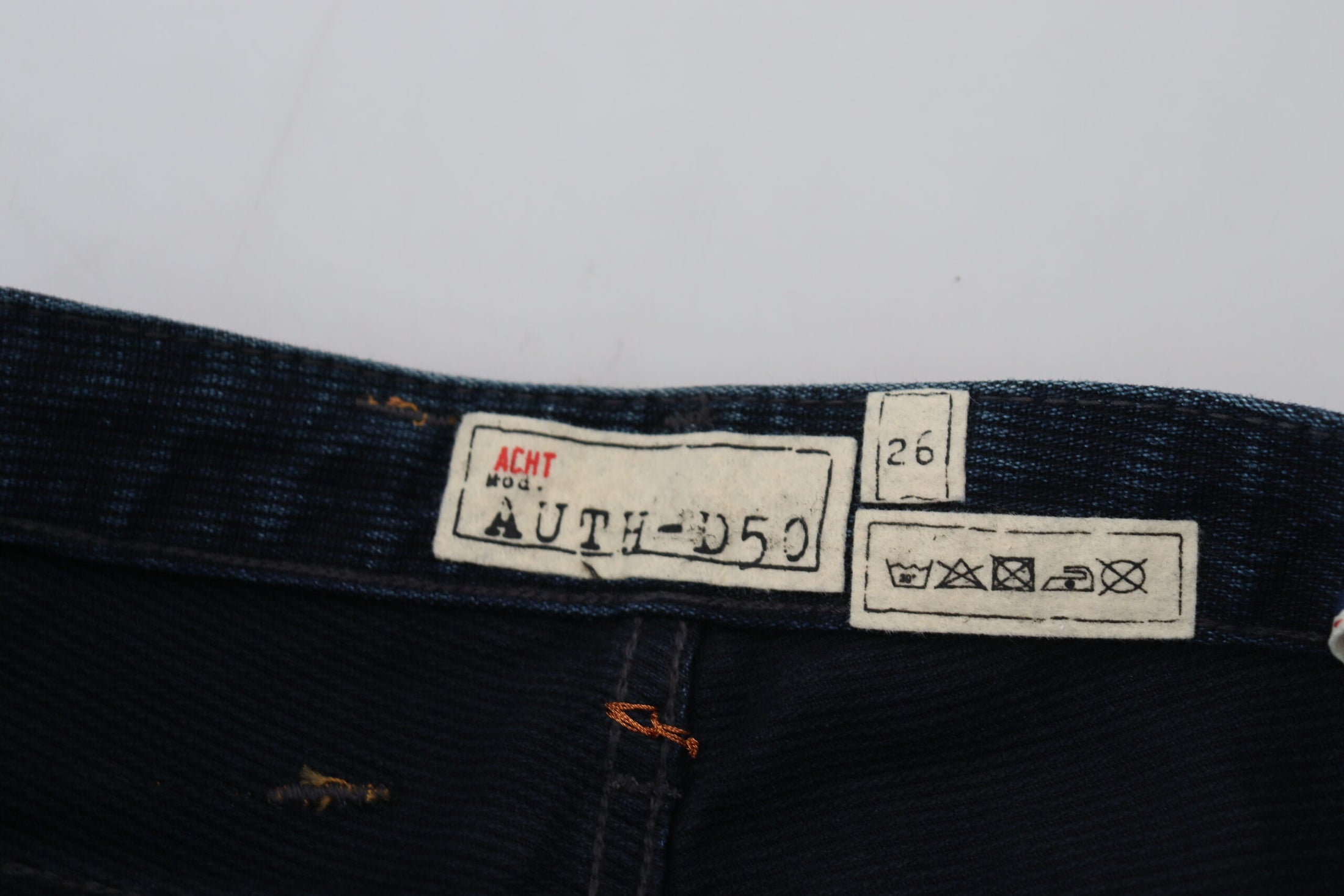 Acht Schicke Denim-Jeans mit niedriger Taille und gerader Passform