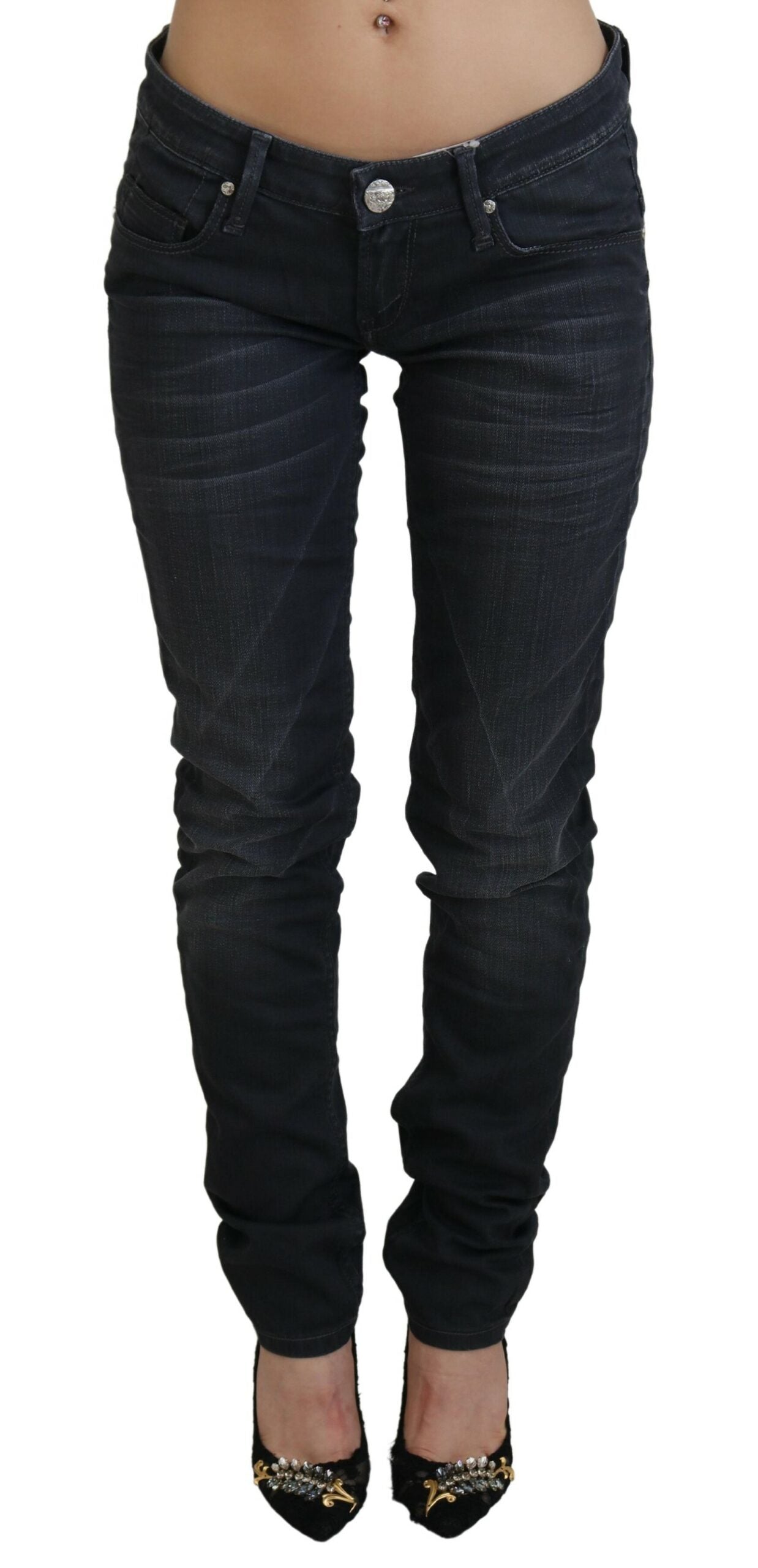 Acht Glatter schwarzer gewaschener Slim Fit Denim