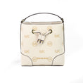 Bild in Galerie-Betrachter laden, Michael Kors Mercer Small Light Cream Geprägte Drawstring Bucket Messenger Bag
