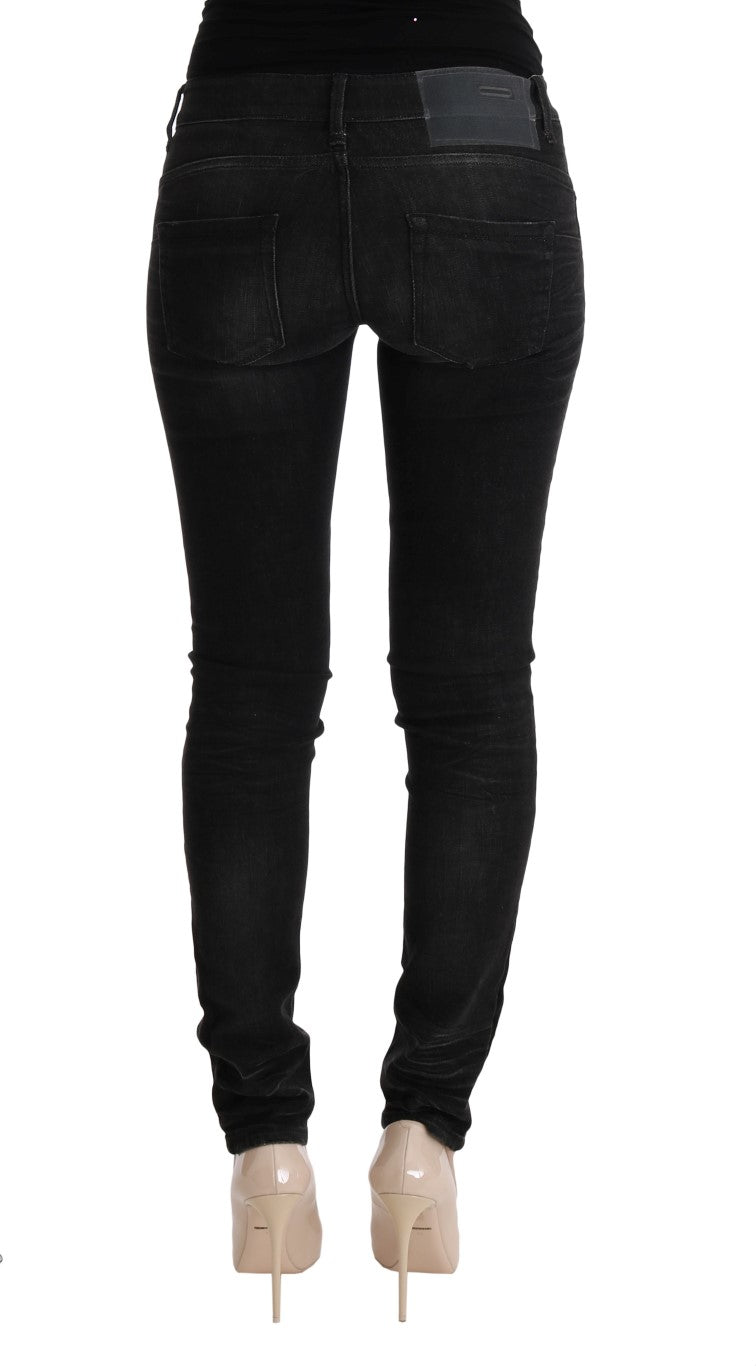 Acht Schicke Slim Fit Jeans aus schwarzer Baumwolle