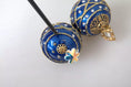 Bild in Galerie-Betrachter laden, Dolce & Gabbana Gold Messing Blau Dangle Weihnachten Ball Crystal Clip auf Ohrringe
