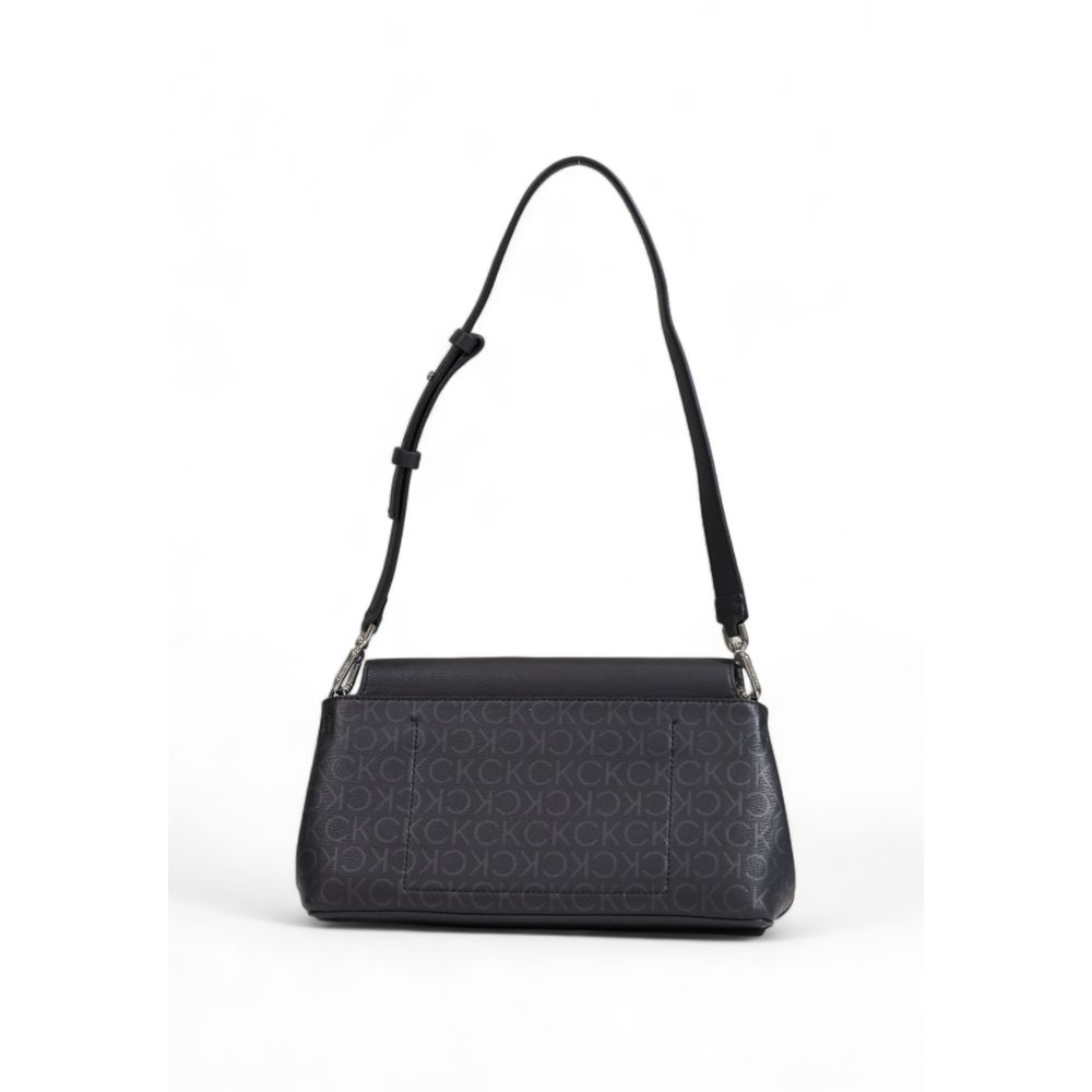 Calvin Klein Schwarze Handtasche aus rezykliertem Polyester