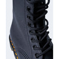 Load image into Gallery viewer, Dr. Martens Schwarzer Lederstiefel
