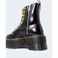 Load image into Gallery viewer, Dr. Martens Schwarzer Lederstiefel
