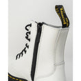 Load image into Gallery viewer, Dr. Martens Weißer Lederstiefel
