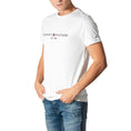 Load image into Gallery viewer, Tommy Hilfiger T-Shirt aus cremefarbener Baumwolle
