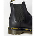 Load image into Gallery viewer, Dr. Martens Schwarzer Lederstiefel
