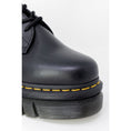 Load image into Gallery viewer, Dr. Martens Flacher Schuh aus schwarzem Leder
