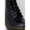 Load image into Gallery viewer, Dr. Martens Schwarzer Lederstiefel
