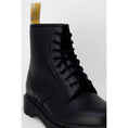 Load image into Gallery viewer, Dr. Martens Schwarzer Polyester-Stiefel
