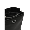 Resmi galeri görüntüleyiciye yükleyin, Calvin Klein Schwarze Handtasche aus rezykliertem Polyester
