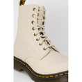 Load image into Gallery viewer, Dr. Martens Beige Lederstiefel
