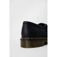 Load image into Gallery viewer, Dr. Martens Flacher Schuh aus schwarzem Leder
