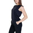 Load image into Gallery viewer, Vero Moda Schwarze Tops & T-Shirts aus recycelter Baumwolle
