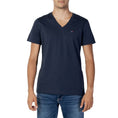 Resmi galeri görüntüleyiciye yükleyin, Tommy Hilfiger Jeans T-Shirt aus blauer Baumwolle
