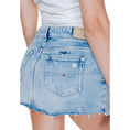 Load image into Gallery viewer, Tommy Hilfiger Jeans Hellblauer Rock aus recycelter Baumwolle
