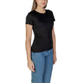 Resmi galeri görüntüleyiciye yükleyin, Calvin Klein Jeans Schwarze Baumwolle Tops & T-Shirt
