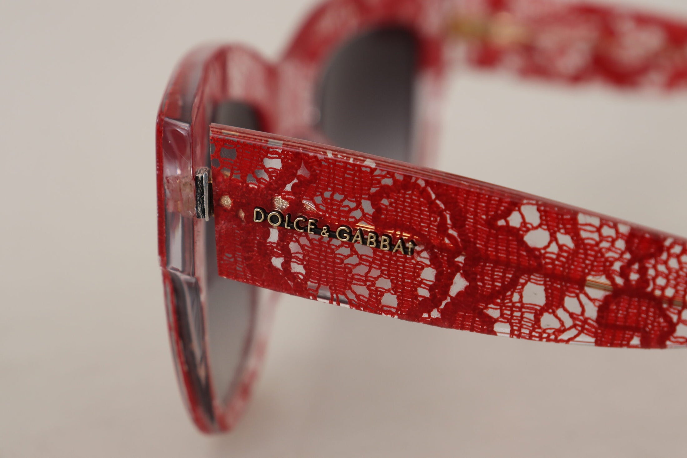 Dolce & Gabbana Elegante rote Sonnenbrille mit Spitzendetail