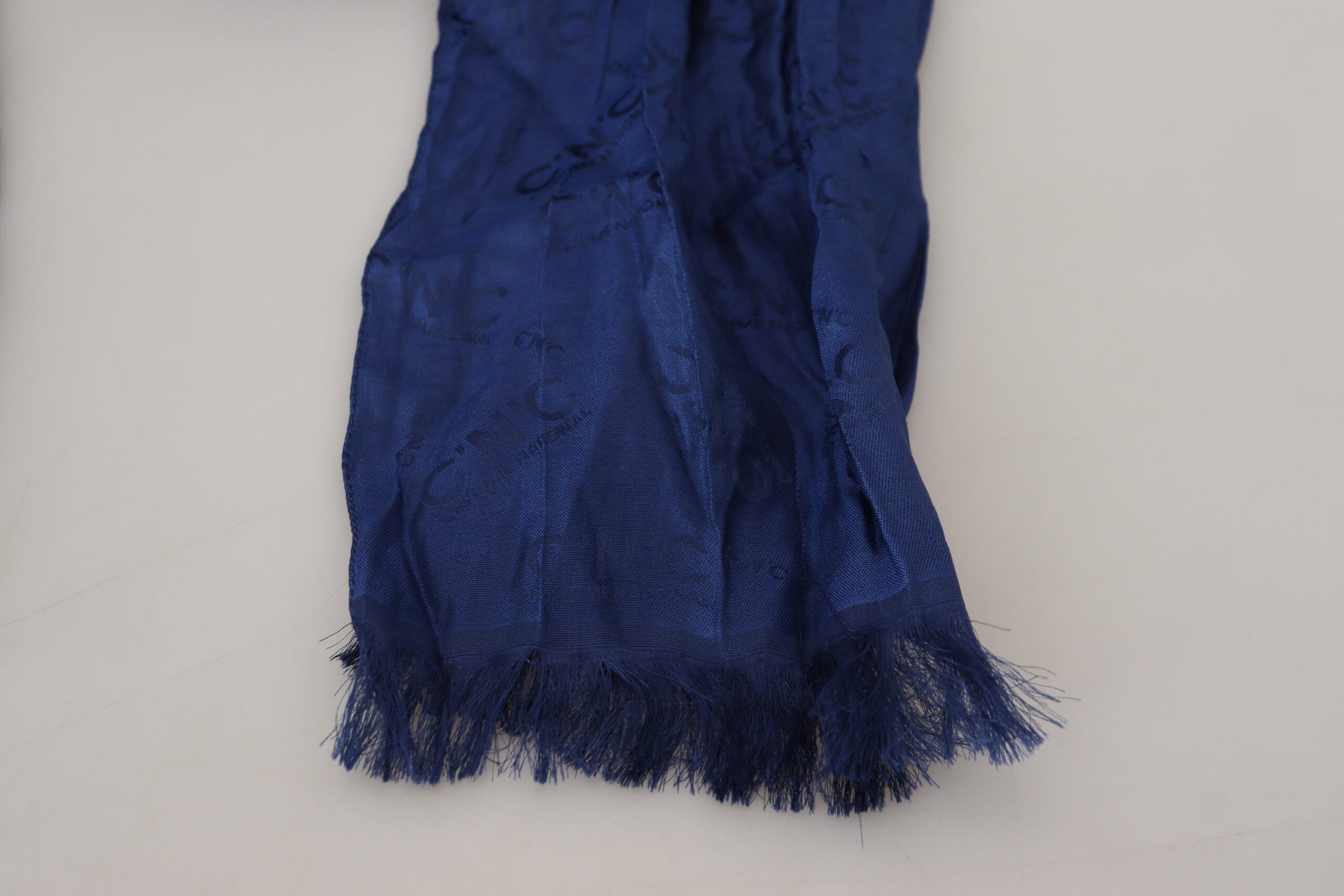 Costume National Elegantes Seidenfransen-Tuch in schickem Blau